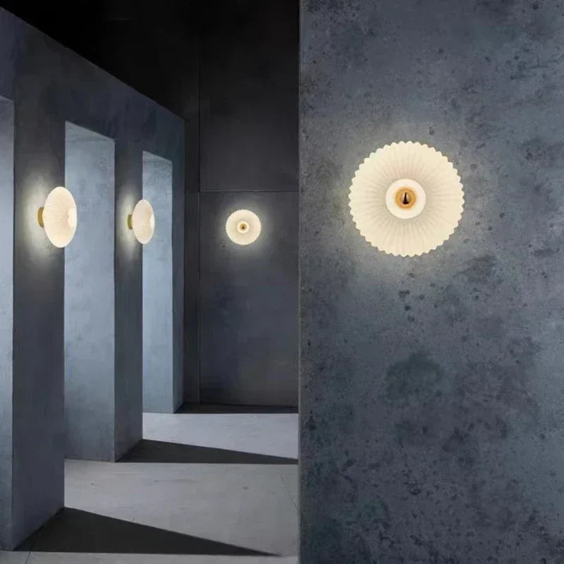 Glas-Wandleuchte mit wellenförmigem Licht