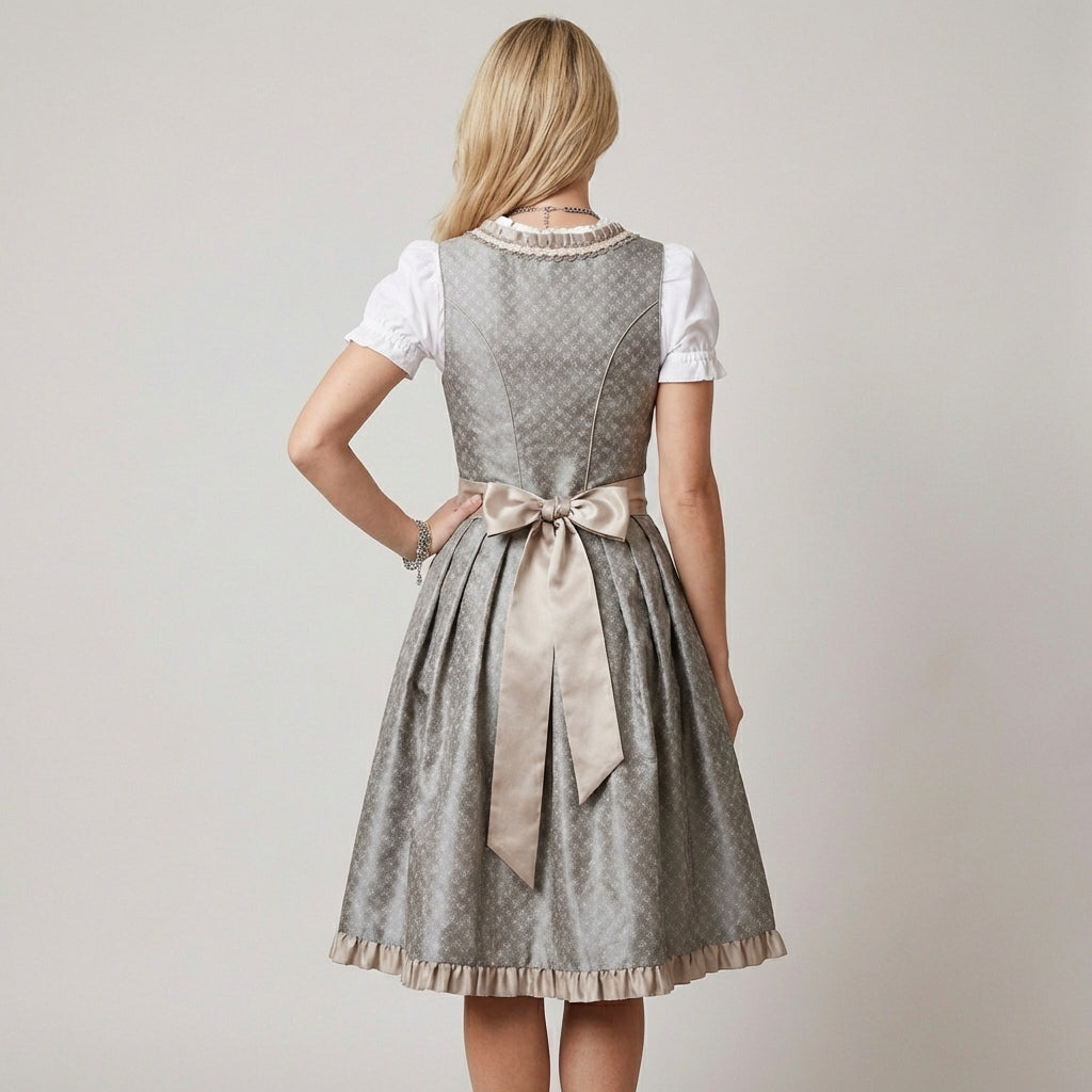 Traditionelles Trachtenset mit Schürze und Bluse