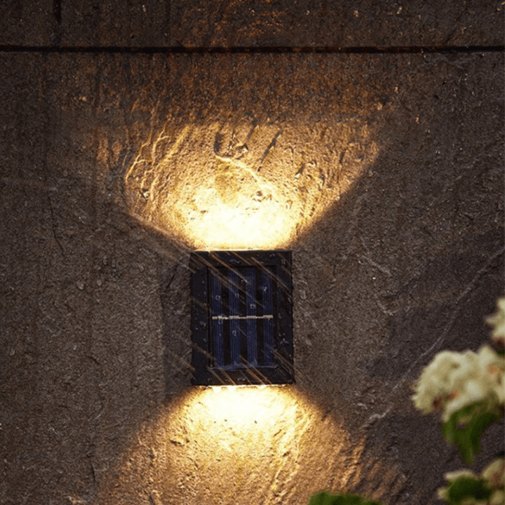 Stimmungsvolle LED-Solar-Gartenwandleuchte