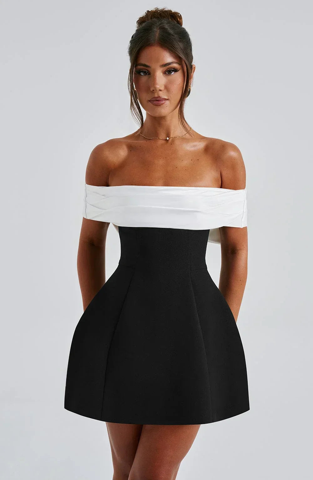 Rückenfreies Minikleid mit Schleife
