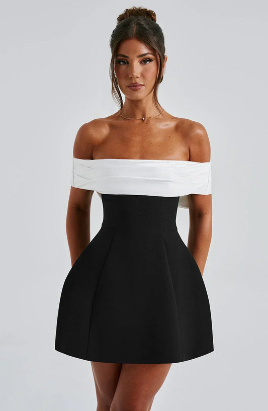 Rückenfreies Minikleid mit Schleife