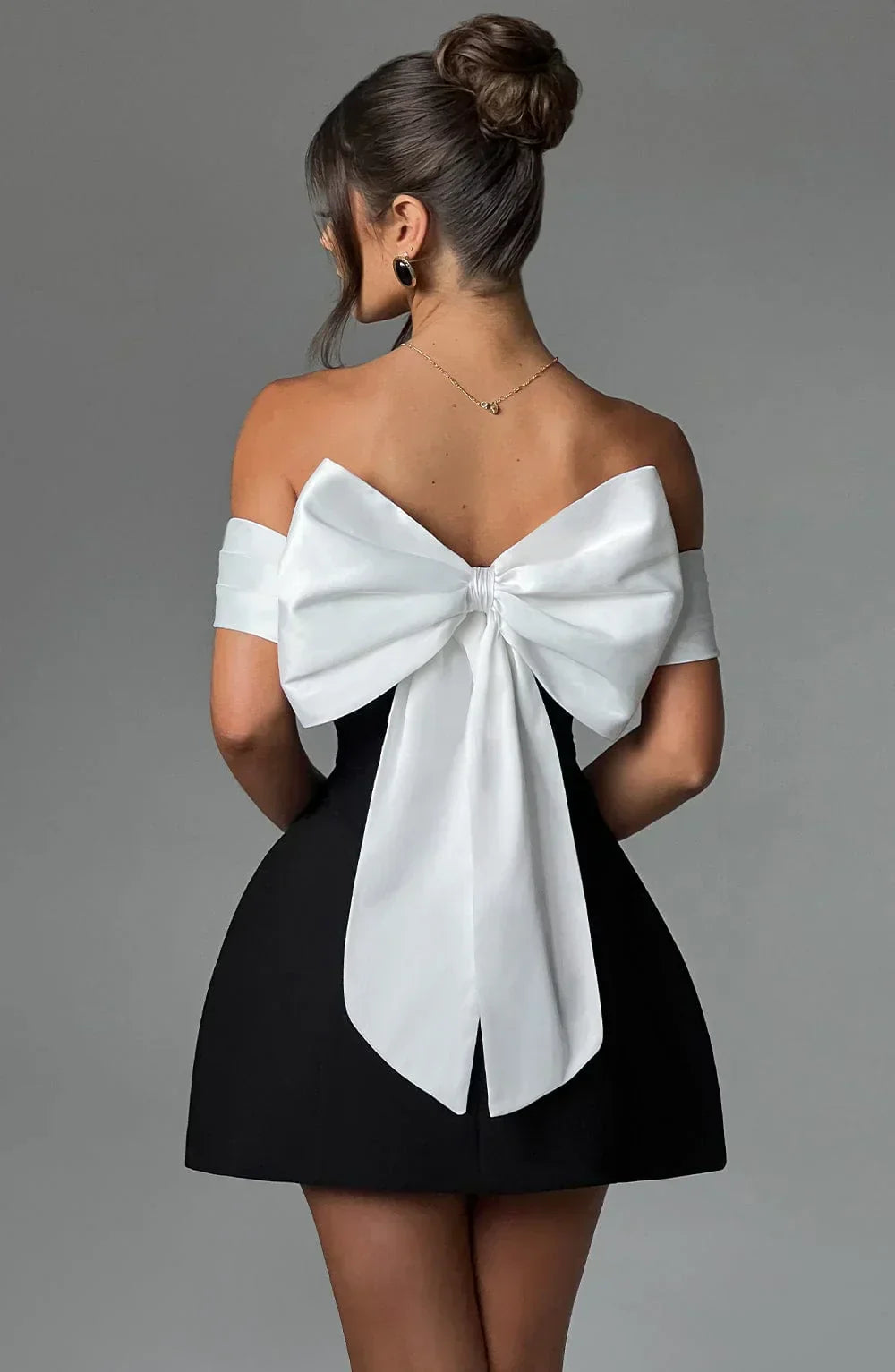 Rückenfreies Minikleid mit Schleife