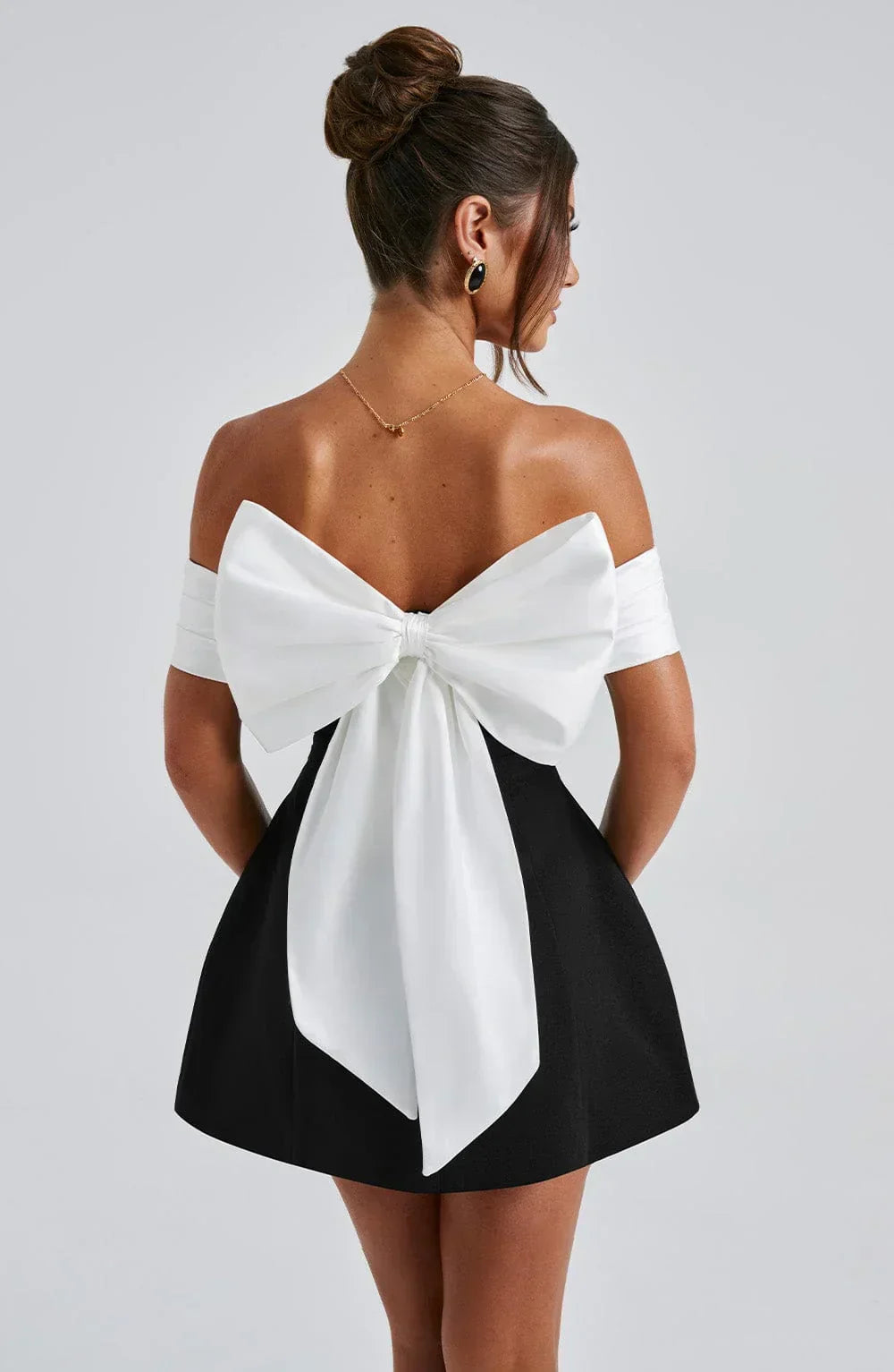 Rückenfreies Minikleid mit Schleife