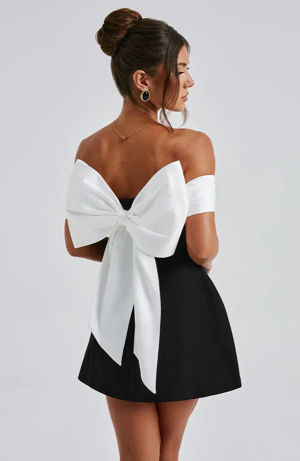 Rückenfreies Minikleid mit Schleife