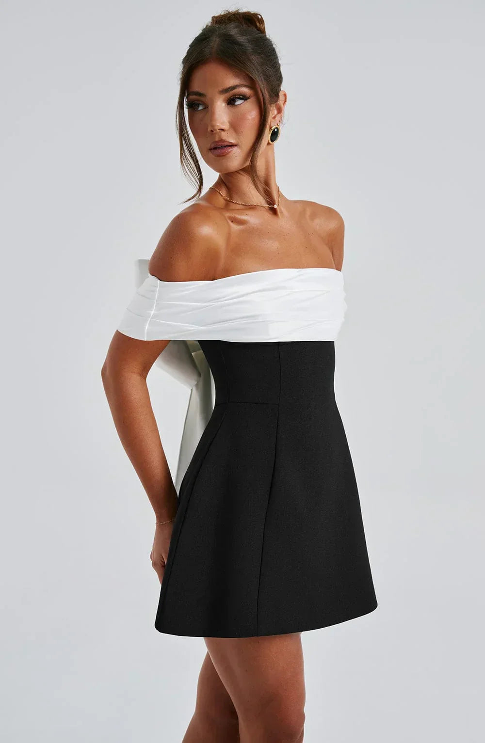 Rückenfreies Minikleid mit Schleife