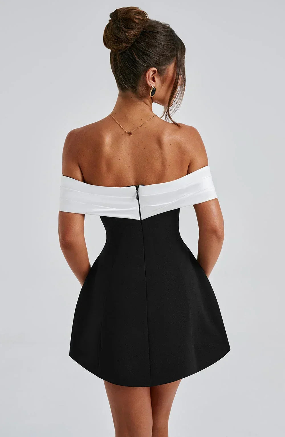 Rückenfreies Minikleid mit Schleife