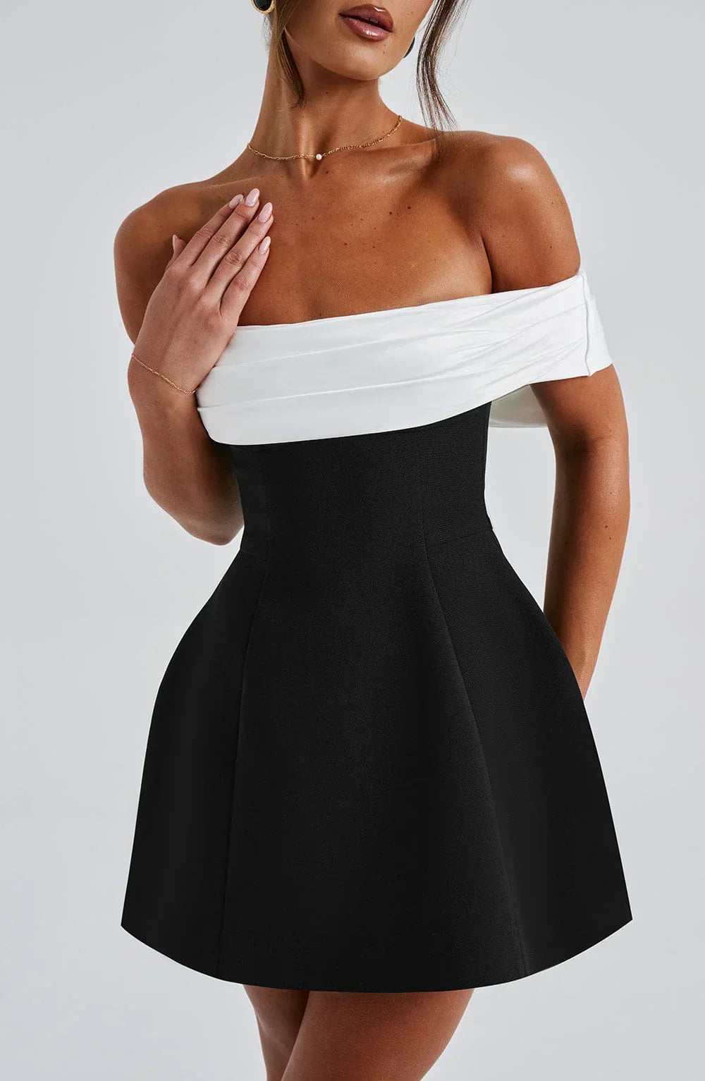 Rückenfreies Minikleid mit Schleife