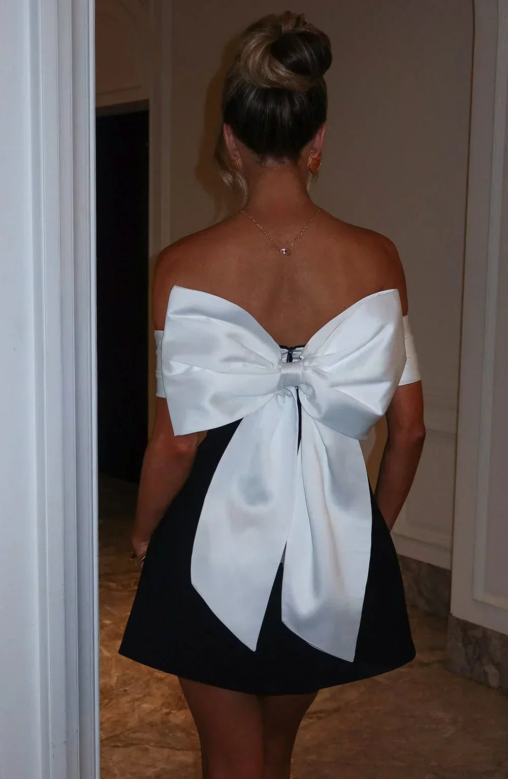Rückenfreies Minikleid mit Schleife