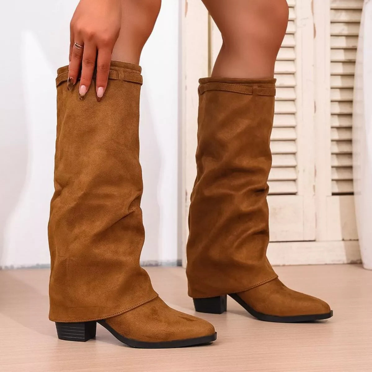 Spitze Stiefel mit Blockabsatz