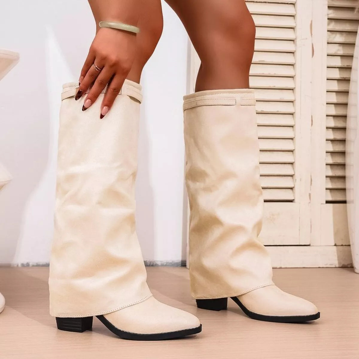 Spitze Stiefel mit Blockabsatz