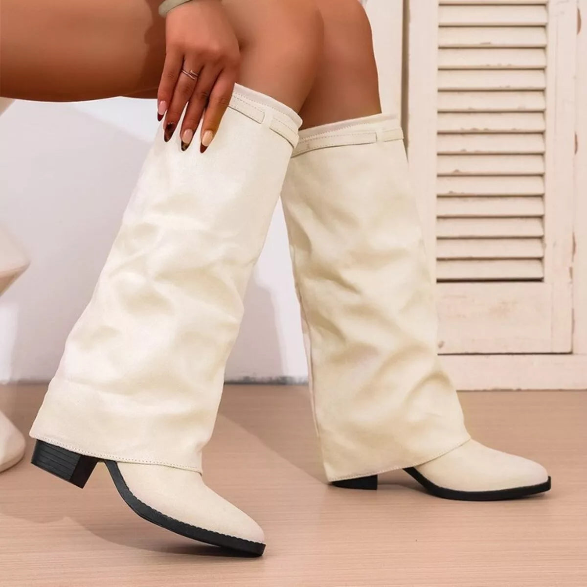 Spitze Stiefel mit Blockabsatz