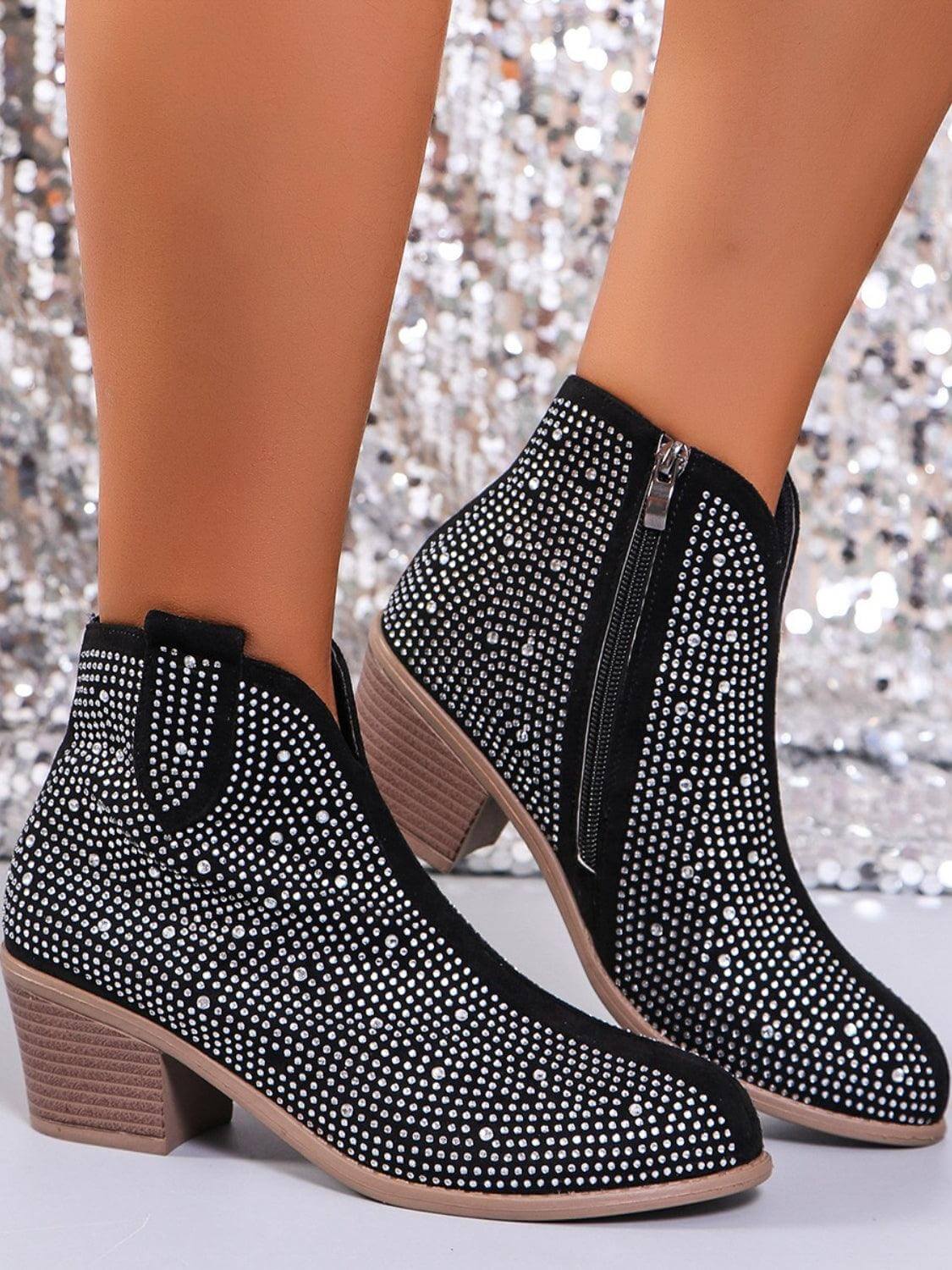Spitze Stiefel mit Blockabsatz und Strasssteinen