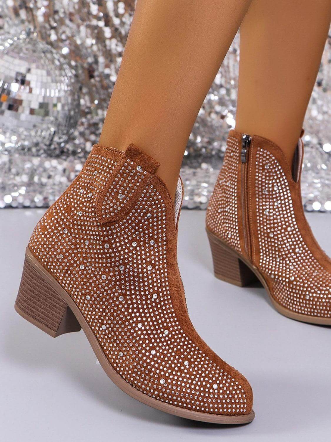 Spitze Stiefel mit Blockabsatz und Strasssteinen
