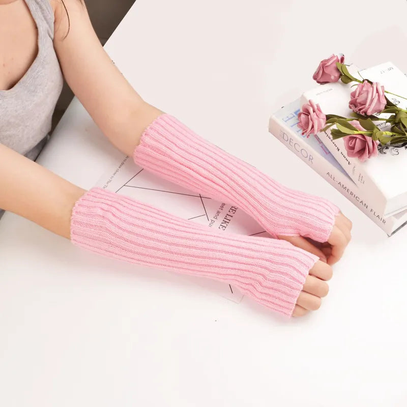 Lange gestrickte fingerlose Handschuhe