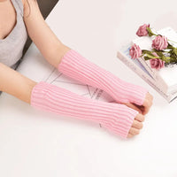 Lange gestrickte fingerlose Handschuhe