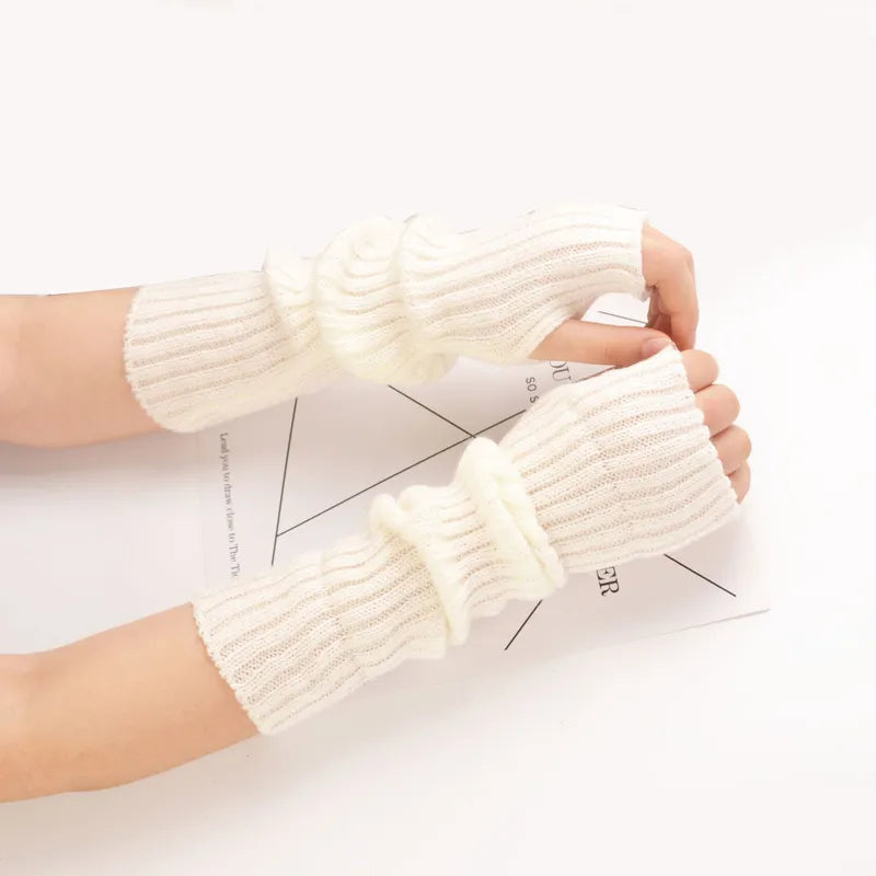 Lange gestrickte fingerlose Handschuhe