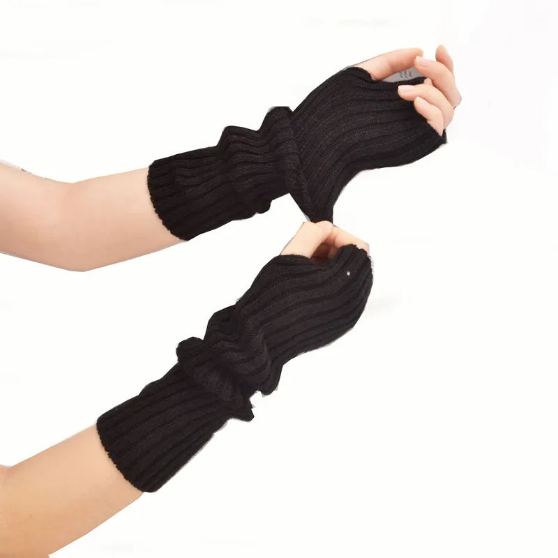 Lange gestrickte fingerlose Handschuhe
