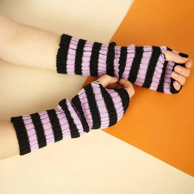 Lange gestrickte fingerlose Handschuhe