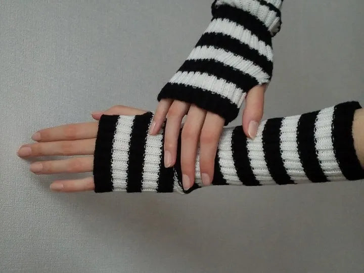 Lange gestrickte fingerlose Handschuhe