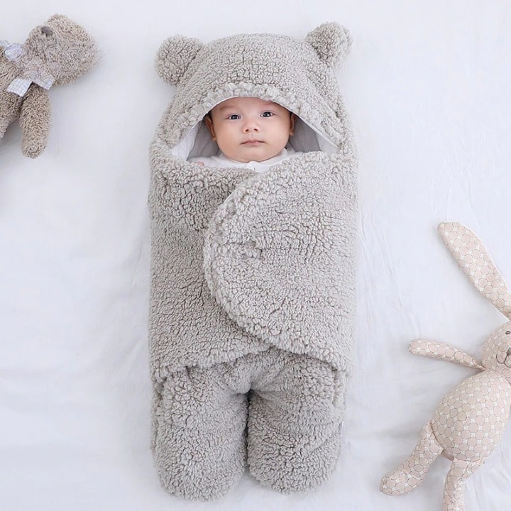 Kapuzen-Fleece-Babydecke im Pucksack-Design