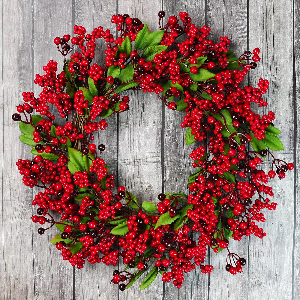 Weihnachtskranz mit roten Beeren