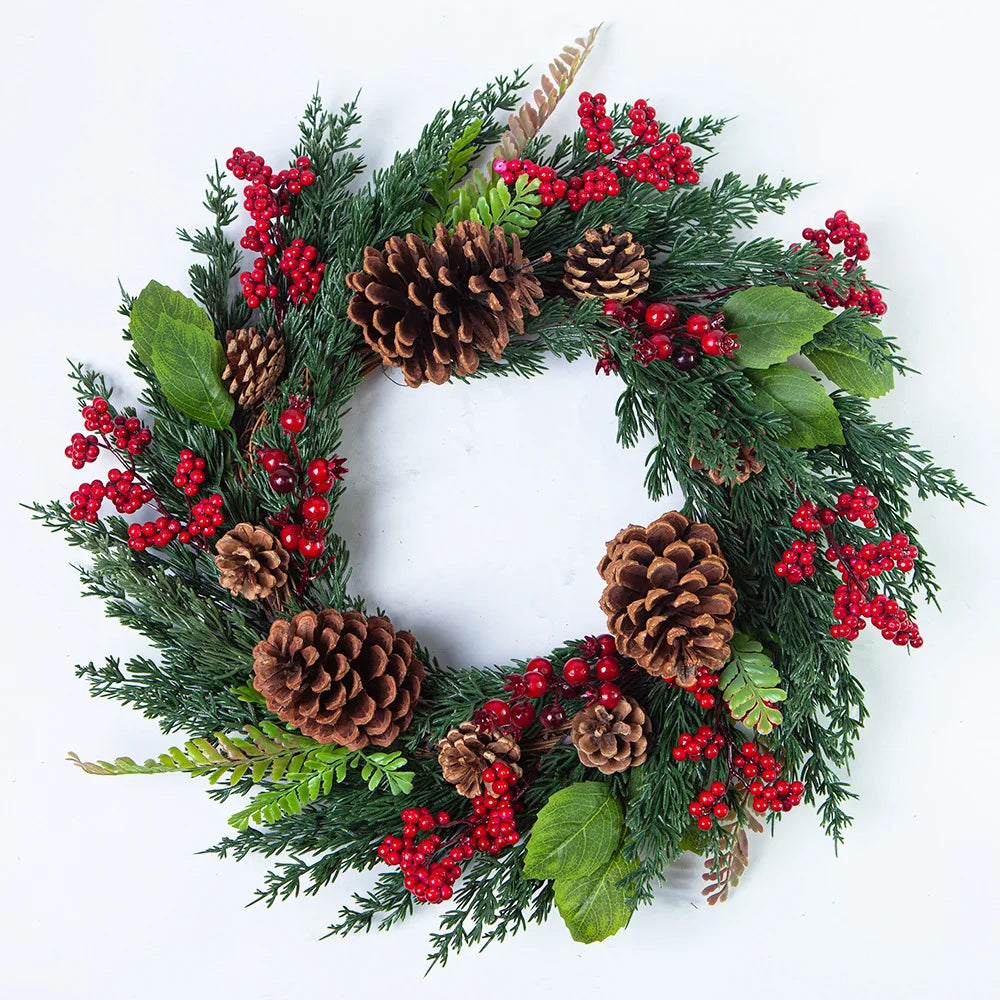 Weihnachtskranz mit roten Beeren
