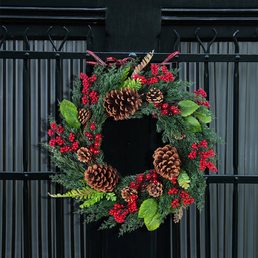 Weihnachtskranz mit roten Beeren