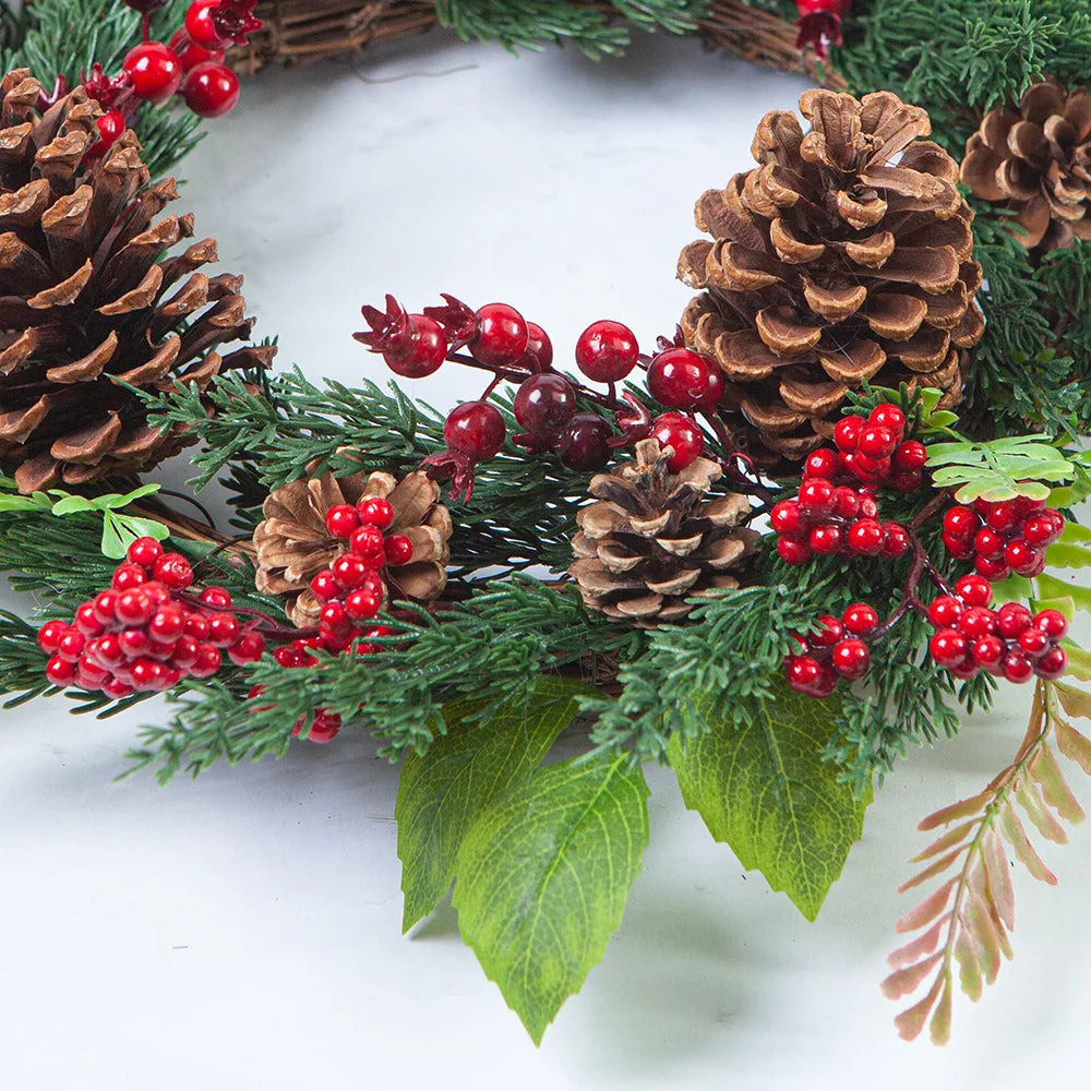 Weihnachtskranz mit roten Beeren