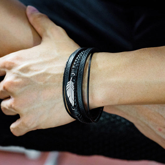 Armband mit Federmotiv und Stahl