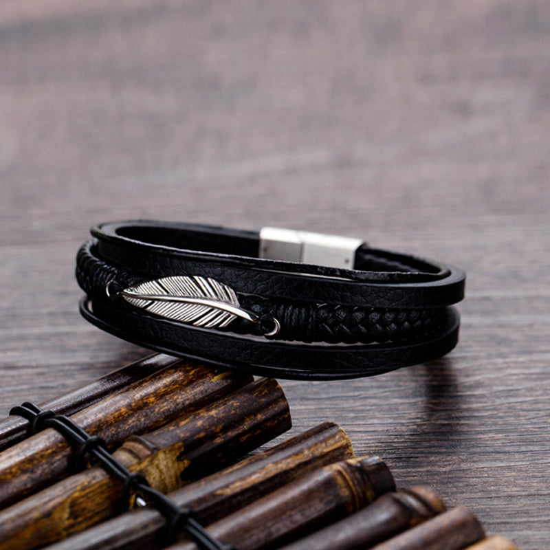 Armband mit Federmotiv und Stahl