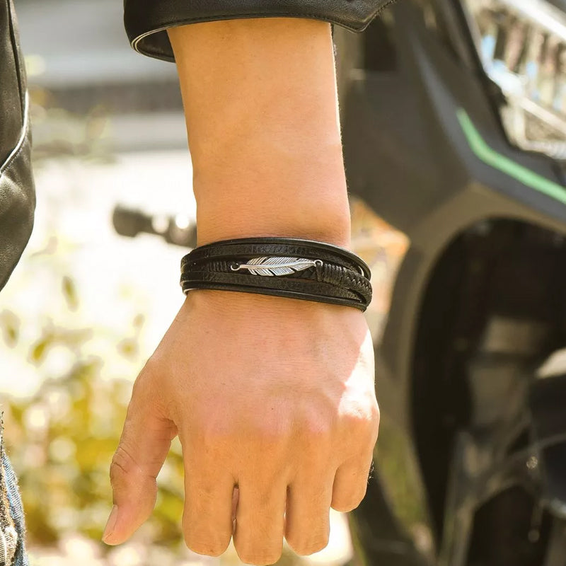 Armband mit Federmotiv und Stahl