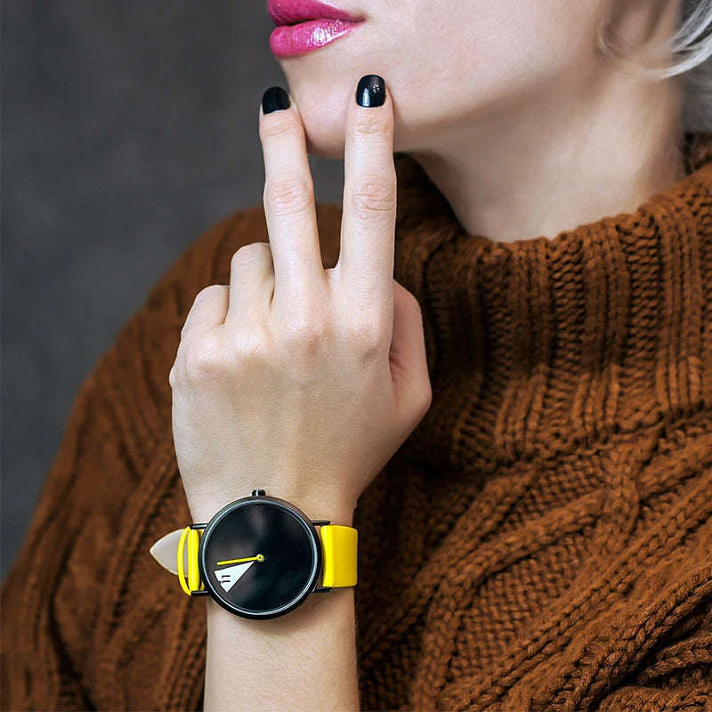 Armbanduhr mit geometrischem Zifferblatt