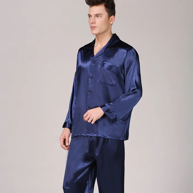 Bequemer Seidenpyjama