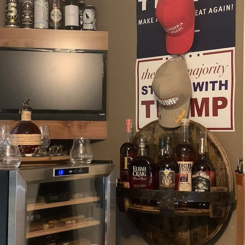 Rundes rustikales Massivholz Whiskyfass Wandregal