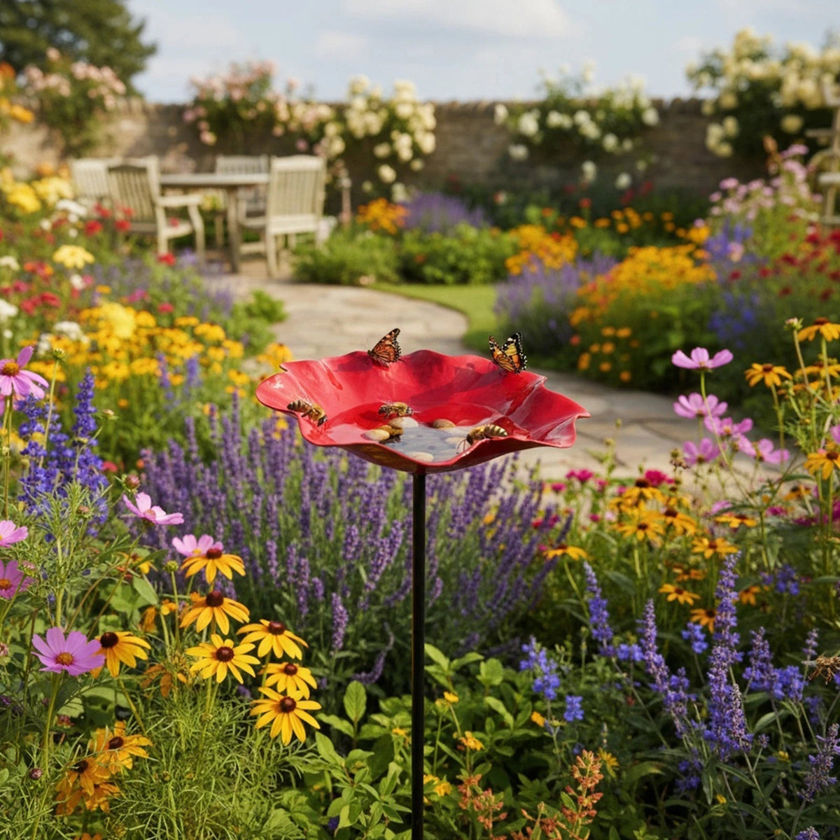 Gartentränkestation mit blütenförmiger Schale und Erdspiess