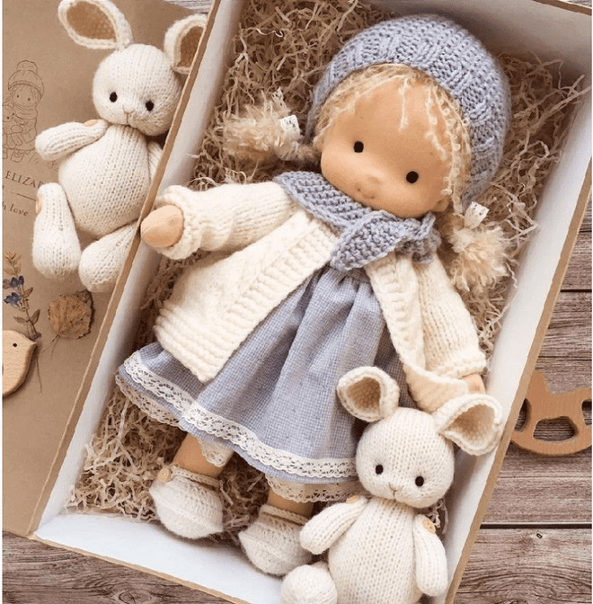 Handgefertigte Waldorf-Puppe Poppi aus Bio-Baumwolle und hypoallergenen Textilien | Entwicklungsförderndes Spielzeug und sensorische Stimulation