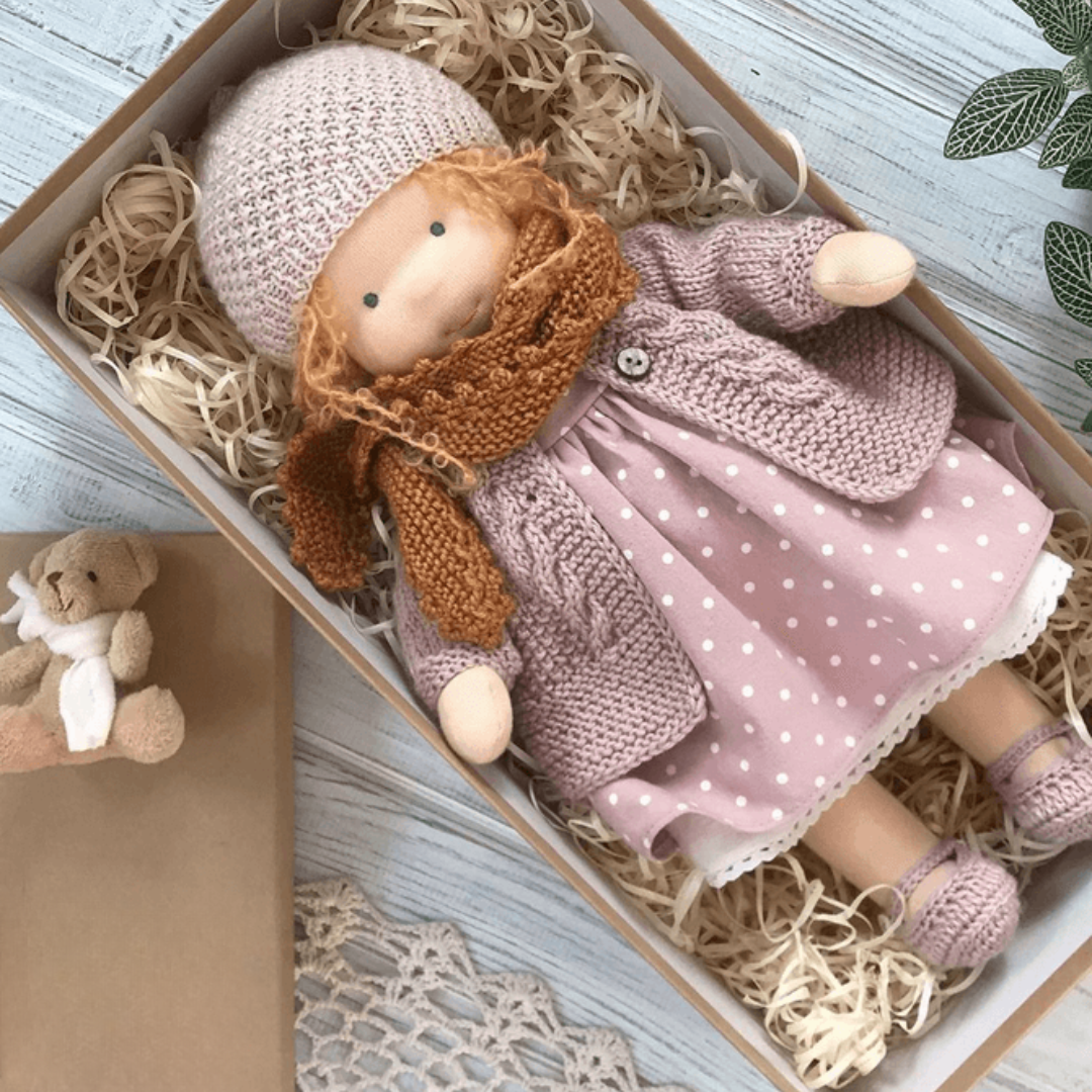 Handgemachte Puppe aus weichem Plüsch – Waldorf-Spielzeug