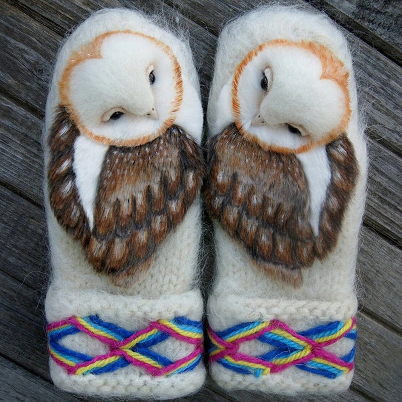 Handgestrickte skandinavische Wollfäustlinge mit Eulen