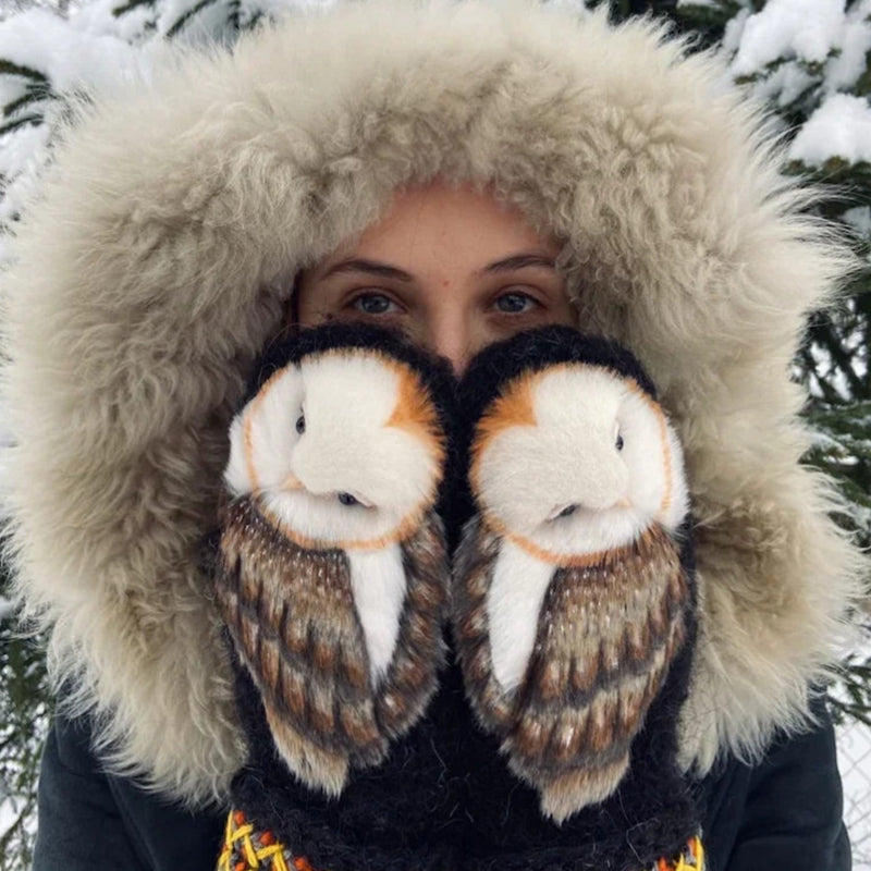 Handgestrickte skandinavische Wollfäustlinge mit Eulen
