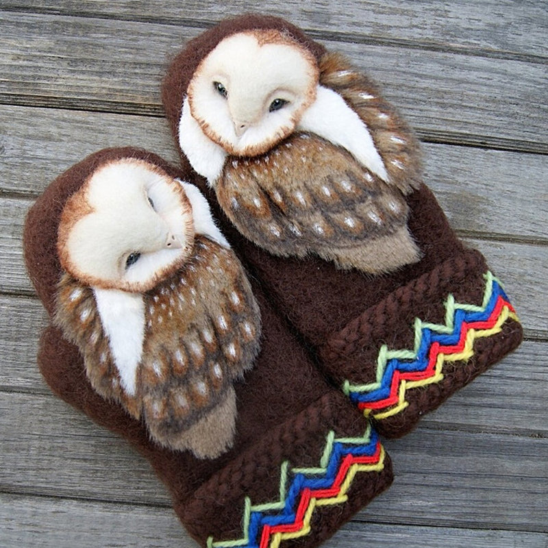 Handgestrickte skandinavische Wollfäustlinge mit Eulen