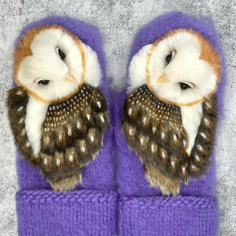 Handgestrickte skandinavische Wollfäustlinge mit Eulen