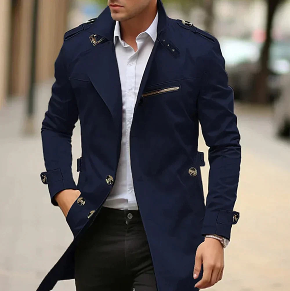 Klassischer Herren-Herbsttrenchcoat