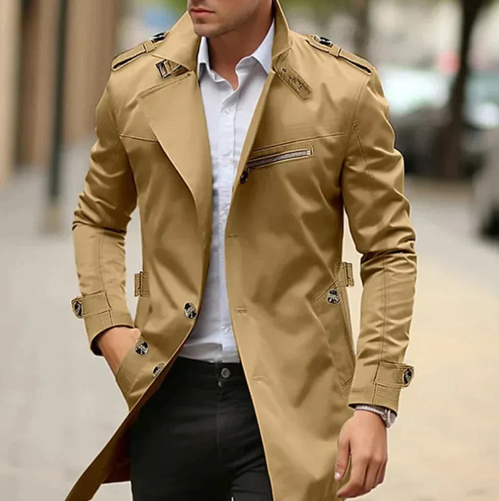 Klassischer Herren-Herbsttrenchcoat