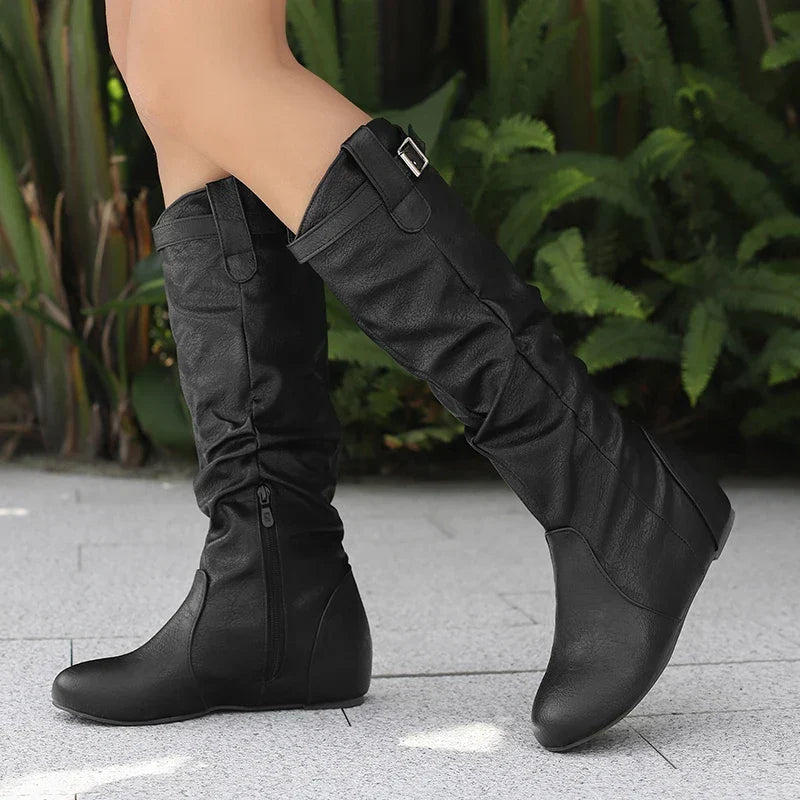 Klassische kniehohe Damen-Winterstiefel mit lockerer Passform für breite Waden mit Reissverschluss und Schnallen