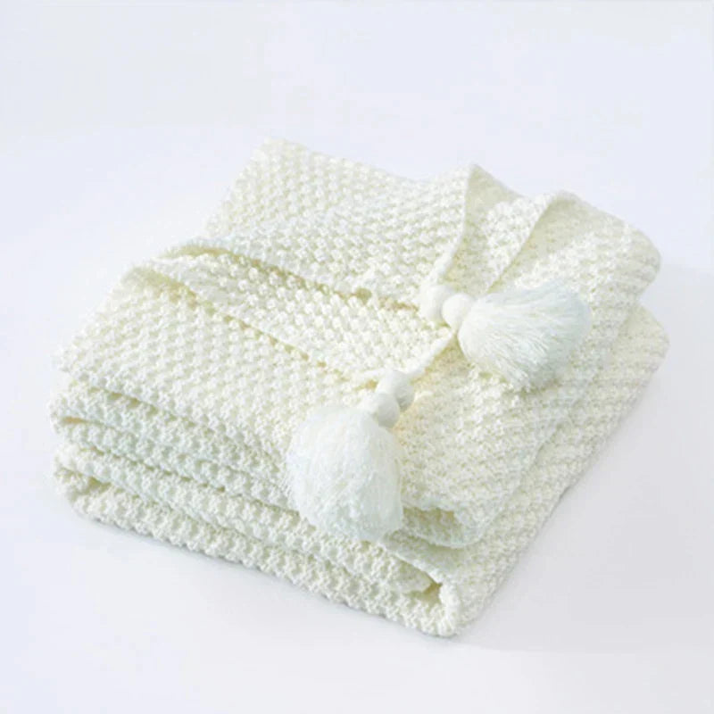 Gestrickte Wolldecke mit Fransen