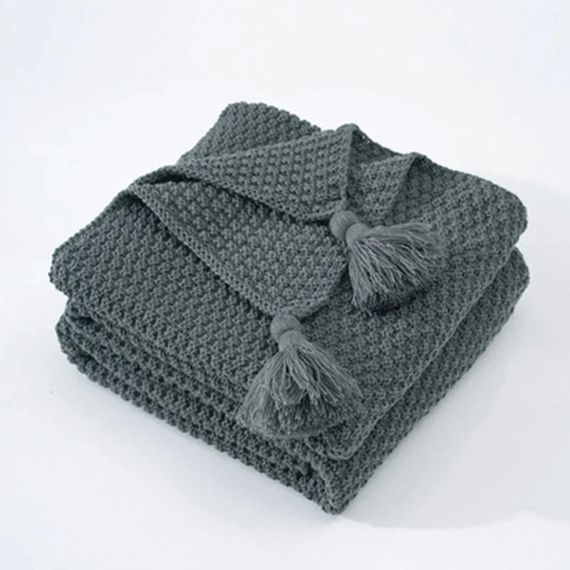 Gestrickte Wolldecke mit Fransen