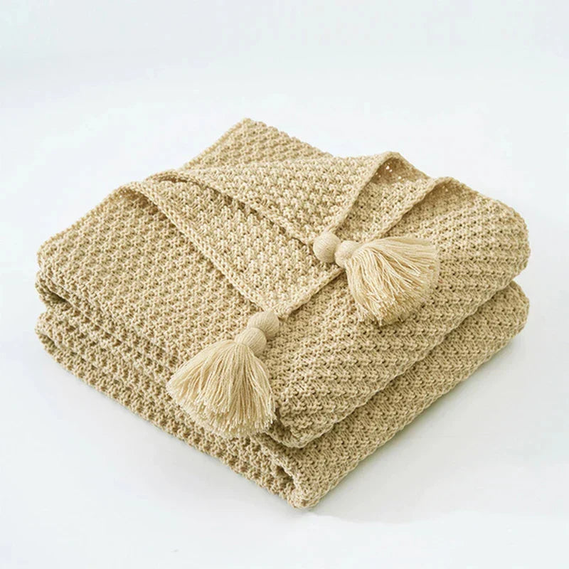 Gestrickte Wolldecke mit Fransen