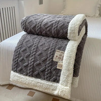 Gestrickte Sherpa-Decke mit Rautenmuster