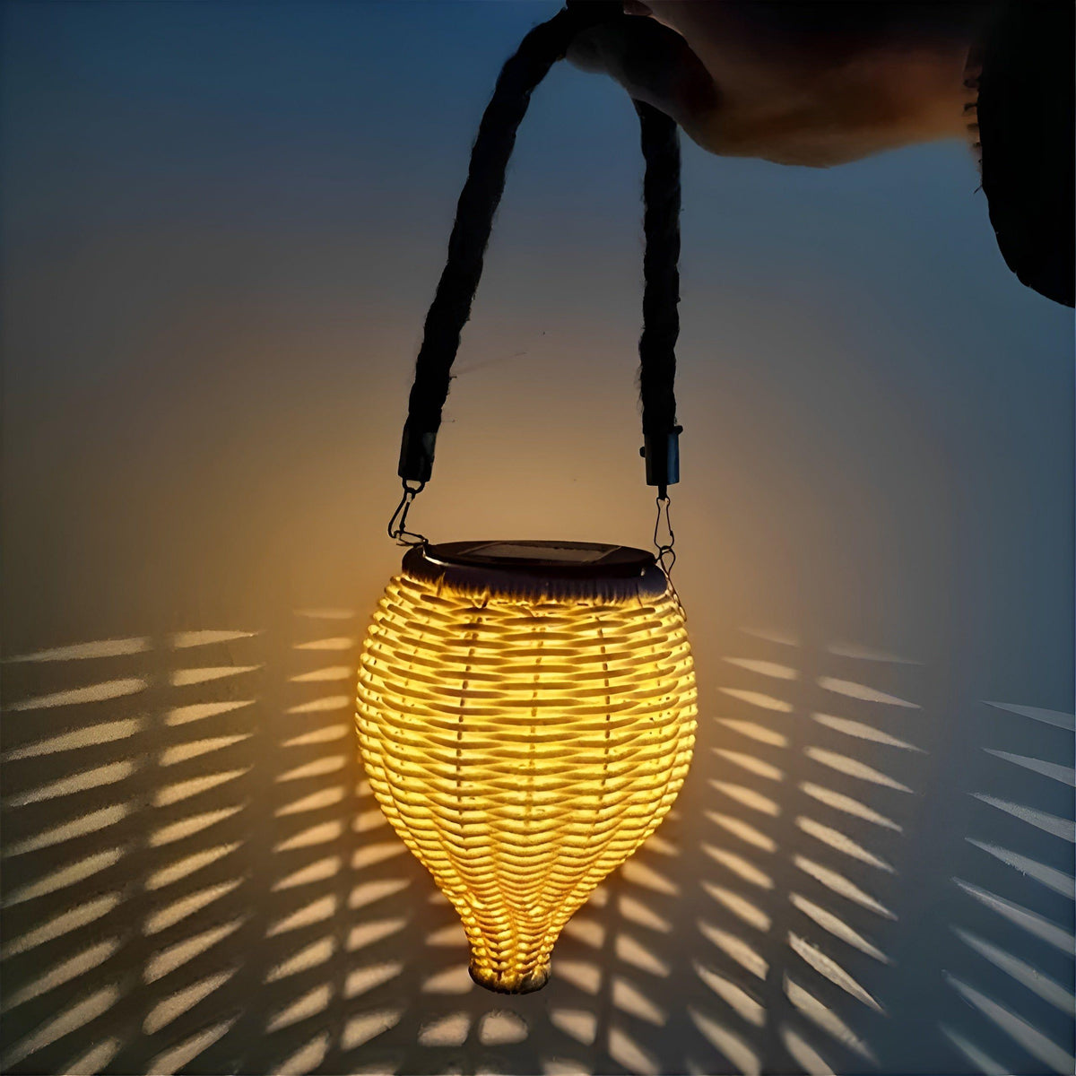 Outdoor-Rattan-Solargartenlampe mit automatischer Beleuchtung
