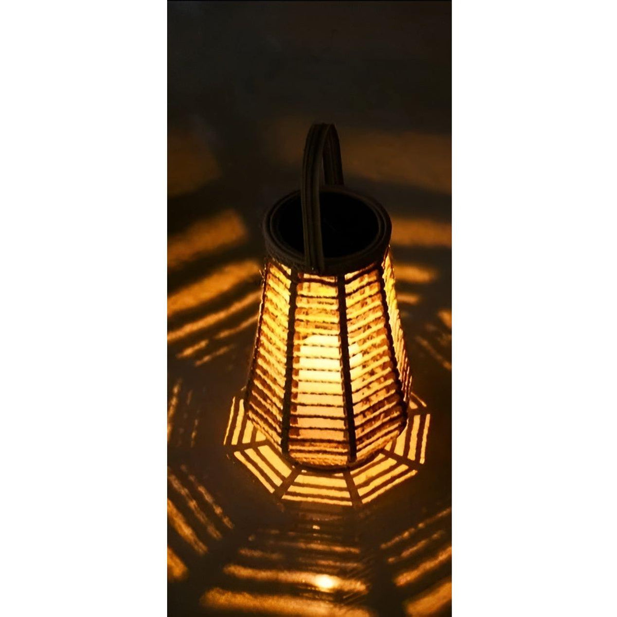 Outdoor-Rattan-Solargartenlampe mit automatischer Beleuchtung